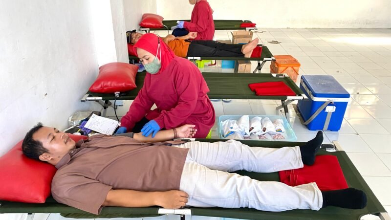 Caption. Kegiatan donor darah di SMK Muhammadiyah 6 Donomulyo Kabupaten Malang yang diikuti guru, pelajar dan masyarakat sekitar