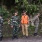 Caption. Kepala Dinas Pekerjaan Umum dan Bina Marga Kabupaten Malang Khairul Isnaidi Kusuma (rompi oranye) saat berkoordinasi dengan anggota TNI dalam penanganan bencana longsor di Rajekwesi Desa Tumpakrejo Kecamatan Kalipare 