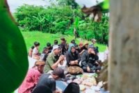 Kepala Desa Randuagung dan tokoh Budaya Singosari saat menggelar selamatan sawah di Cafe Kebun Opa Dusun Karangkunci Minggu.