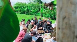 Kepala Desa Randuagung dan tokoh Budaya Singosari saat menggelar selamatan sawah di Cafe Kebun Opa Dusun Karangkunci Minggu.