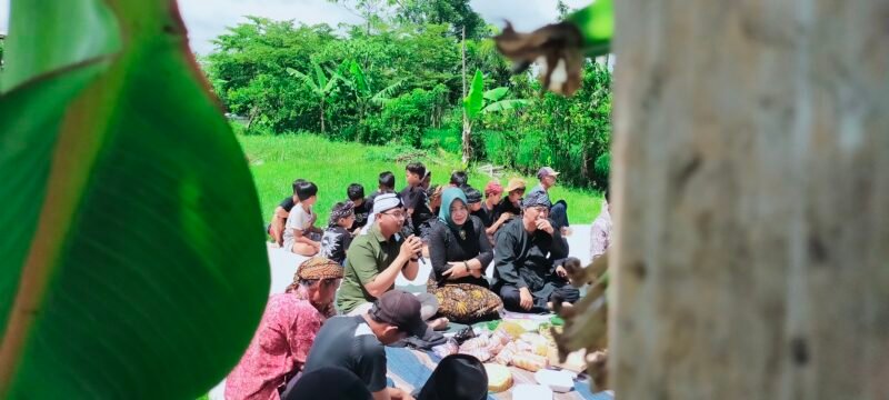Kepala Desa Randuagung dan tokoh Budaya Singosari saat menggelar selamatan sawah di Cafe Kebun Opa Dusun Karangkunci Minggu.