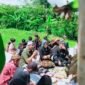 Kepala Desa Randuagung dan tokoh Budaya Singosari saat menggelar selamatan sawah di Cafe Kebun Opa Dusun Karangkunci Minggu.