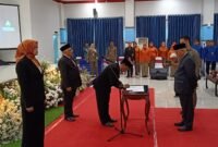 Caption. Direktur Utama Perumda Tirta Kanjuruhan Malang Syamsul Hadi saat menandatangani Pakta Integritas dihadapan Bupati Malang H.M Sanusi