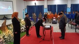Caption. Direktur Utama Perumda Tirta Kanjuruhan Malang Syamsul Hadi saat menandatangani Pakta Integritas dihadapan Bupati Malang H.M Sanusi