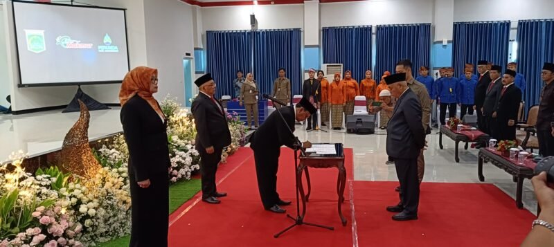 Caption. Direktur Utama Perumda Tirta Kanjuruhan Malang Syamsul Hadi saat menandatangani Pakta Integritas dihadapan Bupati Malang H.M Sanusi
