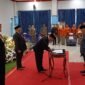 Caption. Direktur Utama Perumda Tirta Kanjuruhan Malang Syamsul Hadi saat menandatangani Pakta Integritas dihadapan Bupati Malang H.M Sanusi
