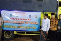 Caption. Secara simbolis Menteri Desa PDTT RI Abdul Halim Iskandar didampingi Bupati Malang H.M Sanusi saat melepas pemberangkatan eksport perdana bunga anggrek menuju negara Taiwan 