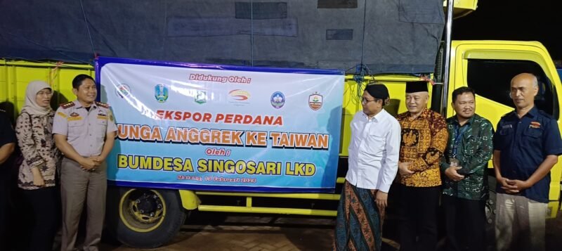 Caption. Secara simbolis Menteri Desa PDTT RI Abdul Halim Iskandar didampingi Bupati Malang H.M Sanusi saat melepas pemberangkatan eksport perdana bunga anggrek menuju negara Taiwan 