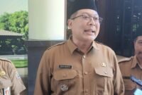 Caption. Wakil Bupati Malang Didik Gatot Subroto didampingi Kepala Dinas Pendidikan Suwadji dan perwakilan Kantor Kementrian Agama Kabupaten Malang saat ditemui awak media usai acara Bimtek