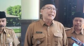 Caption. Wakil Bupati Malang Didik Gatot Subroto didampingi Kepala Dinas Pendidikan Suwadji dan perwakilan Kantor Kementrian Agama Kabupaten Malang saat ditemui awak media usai acara Bimtek