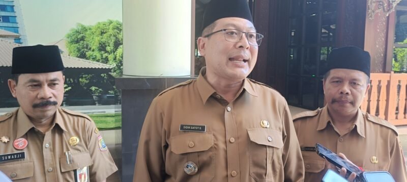 Caption. Wakil Bupati Malang Didik Gatot Subroto didampingi Kepala Dinas Pendidikan Suwadji dan perwakilan Kantor Kementrian Agama Kabupaten Malang saat ditemui awak media usai acara Bimtek