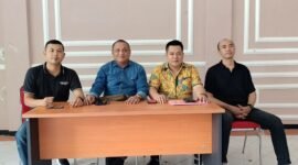 Caption. Tim pemenangan Pemilu dari Andreas Eddy Susetyo saat menggelar konferensi pers 