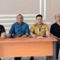Caption. Tim pemenangan Pemilu dari Andreas Eddy Susetyo saat menggelar konferensi pers 