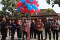 Caption. Bupati Malang H.M Sanusi disaksikan tamu undangan serta Muspika Kecamatan Karangploso melepaskan balon udara tanda dimulainya Pekan Kesadaran Penyakit jantung Bawaan 