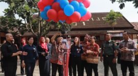 Caption. Bupati Malang H.M Sanusi disaksikan tamu undangan serta Muspika Kecamatan Karangploso melepaskan balon udara tanda dimulainya Pekan Kesadaran Penyakit jantung Bawaan 