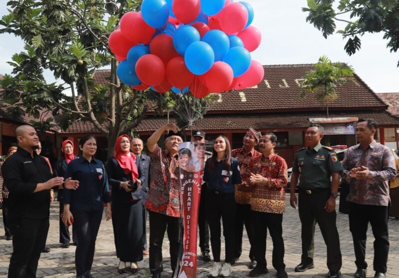 Caption. Bupati Malang H.M Sanusi disaksikan tamu undangan serta Muspika Kecamatan Karangploso melepaskan balon udara tanda dimulainya Pekan Kesadaran Penyakit jantung Bawaan 