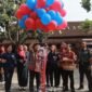 Caption. Bupati Malang H.M Sanusi disaksikan tamu undangan serta Muspika Kecamatan Karangploso melepaskan balon udara tanda dimulainya Pekan Kesadaran Penyakit jantung Bawaan 