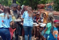 Foto : Warga sangat antusias kegiatan pembagian makan siang gratis
