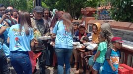 Foto : Warga sangat antusias kegiatan pembagian makan siang gratis
