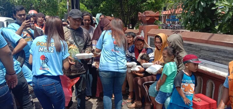 Foto : Warga sangat antusias kegiatan pembagian makan siang gratis