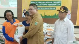 Caption. Wakil Bupati Malang Didik Gatot Subroto saat disaksikan Menteri koordinator Bidang Pembangunan Manusia dan Kebudayaan Muhadjir Effendy saat memberikan bantuan beras pada warga Desa Mulyagung Kecamatan Dau 