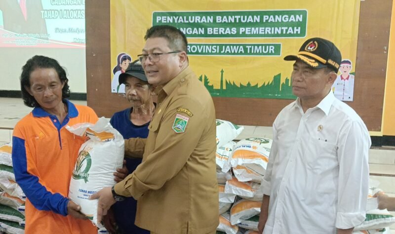 Caption. Wakil Bupati Malang Didik Gatot Subroto saat disaksikan Menteri koordinator Bidang Pembangunan Manusia dan Kebudayaan Muhadjir Effendy saat memberikan bantuan beras pada warga Desa Mulyagung Kecamatan Dau 