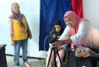 Caption. Salah satu warga saat melakukan perekaman KTP el di kantor pelayanan Dispendukcapil kabupaten Malang 