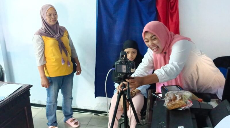 Caption. Salah satu warga saat melakukan perekaman KTP el di kantor pelayanan Dispendukcapil kabupaten Malang 