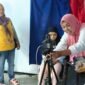 Caption. Salah satu warga saat melakukan perekaman KTP el di kantor pelayanan Dispendukcapil kabupaten Malang 