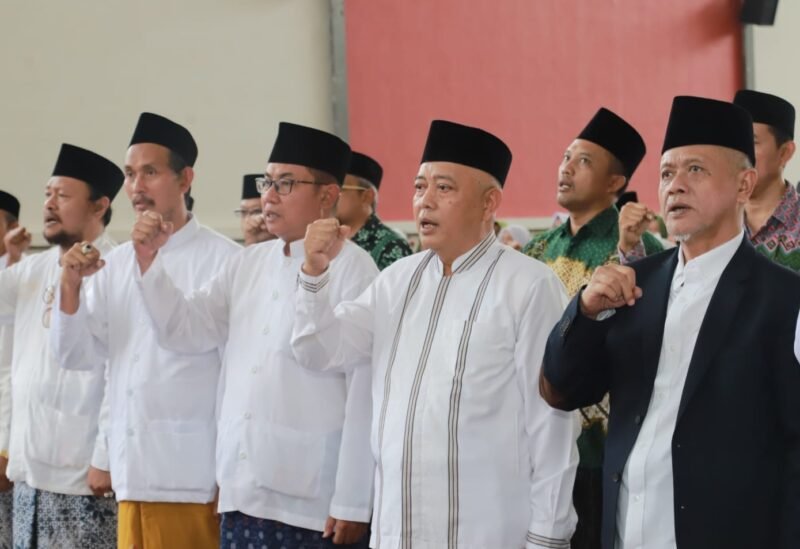 Caption. Bupati Malang H.M Sanusi (dua dari kanan) disampingi Ketua PC NU Kabupaten Malang KH Muhammad Hamim Kholili (kanan) berserta pengurus MWC NU Bululawang yang baru dilantik
