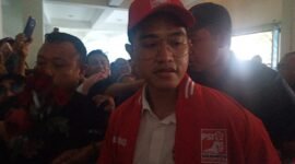 Foto : Ketua Umum Partai Solidaritas Indonesia (PSI) Kaesang Pangarep  saat tiba di Gor Ken Arok Kota Malang