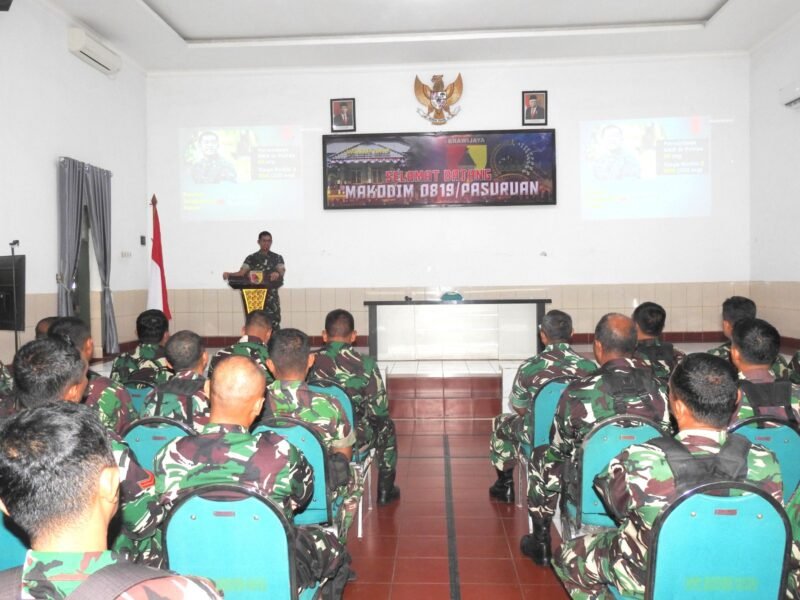 Foto : Komandan Kodim 0819/Pasuruan Letkol Arh Noor Iskak, S.T., memberikan penekanan kepada seluruh prajurit dan PNS Kodim 0819/Pasuruan 