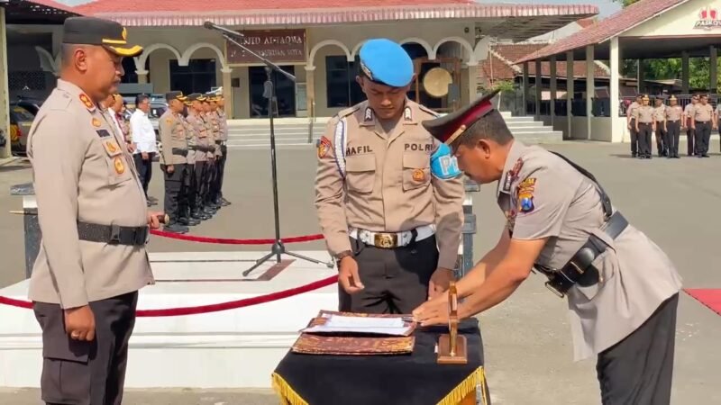 Foto : Kapolres Pasuruan Kota AKBP Makung Ismoyo Jati, S.I.K., M.I.K. secara resmi melantik dua Kapolsek baru