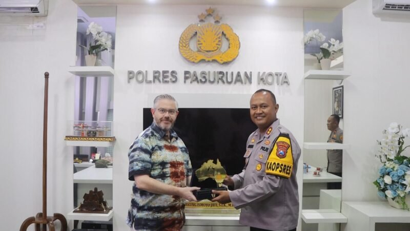 Foto : Kapolres Pasuruan Kota, AKBP Makung Ismoyo Jati bersama Wakil Konsulat Jenderal Australia Mr. Anthony Clark 