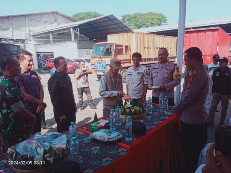 Foto : peluncuran perdana distribusi logistik Pemilu 2024 dilakukan Ketua Komisi Pemilihan Umum (KPU) Zaenul Arifin, Kapolres Pasuruan Kota AKBP Makung Ismoyo Jatih S.I.K,M.I.K