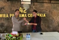 Foto : Kaposek Tumpang AKP Achmad Zainuddin,S.H., M.M memberikan potongan tumpeng kepada perwakilan awak media