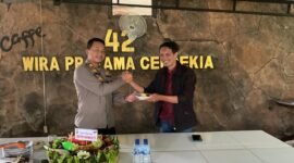 Foto : Kaposek Tumpang AKP Achmad Zainuddin,S.H., M.M memberikan potongan tumpeng kepada perwakilan awak media