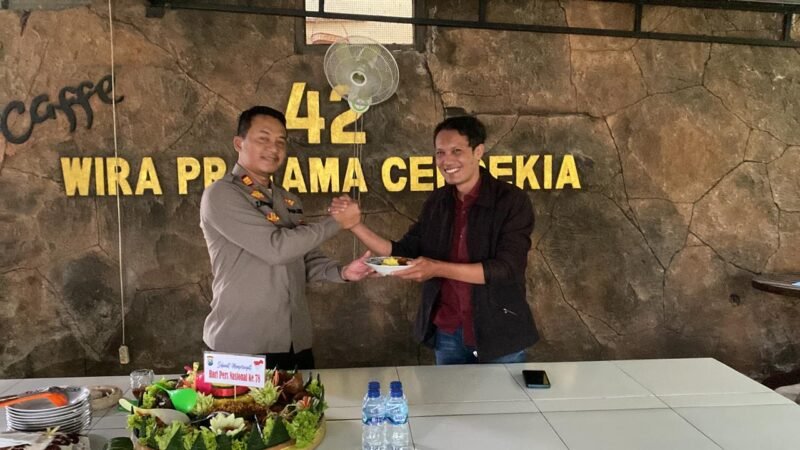 Foto : Kaposek Tumpang AKP Achmad Zainuddin,S.H., M.M memberikan potongan tumpeng kepada perwakilan awak media