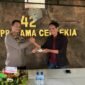 Foto : Kaposek Tumpang AKP Achmad Zainuddin,S.H., M.M memberikan potongan tumpeng kepada perwakilan awak media