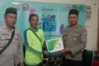 Foto : Kapolsek Karangploso AKP Moch Sochib memberikan bantuan BPJS Ketenagakerjaan kepada Supeltas