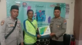 Foto : Kapolsek Karangploso AKP Moch Sochib memberikan bantuan BPJS Ketenagakerjaan kepada Supeltas