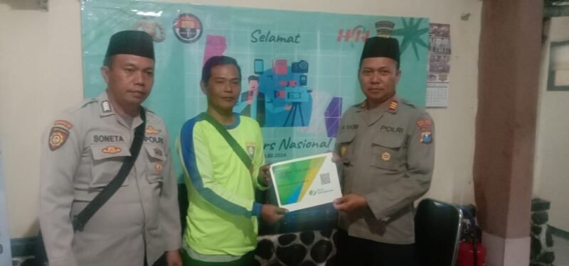 Foto : Kapolsek Karangploso AKP Moch Sochib memberikan bantuan BPJS Ketenagakerjaan kepada Supeltas
