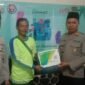 Foto : Kapolsek Karangploso AKP Moch Sochib memberikan bantuan BPJS Ketenagakerjaan kepada Supeltas