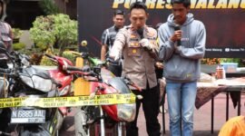 Foto : Wakapolres Malang Kompol Imam Mustolih bersama pemilik motor