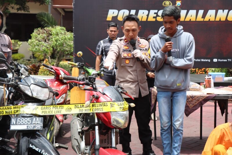 Foto : Wakapolres Malang Kompol Imam Mustolih bersama pemilik motor