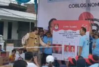 Foto : Founder Ripki Foundation memberikan simuasi cara pencoblosan kepada para peserta senam gemoy
