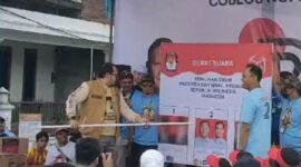 Foto : Founder Ripki Foundation memberikan simuasi cara pencoblosan kepada para peserta senam gemoy