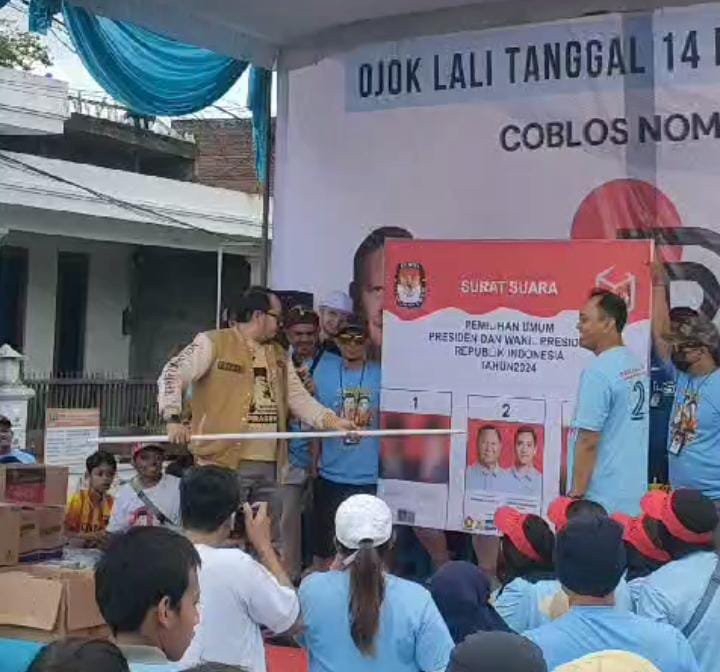 Foto : Founder Ripki Foundation memberikan simuasi cara pencoblosan kepada para peserta senam gemoy