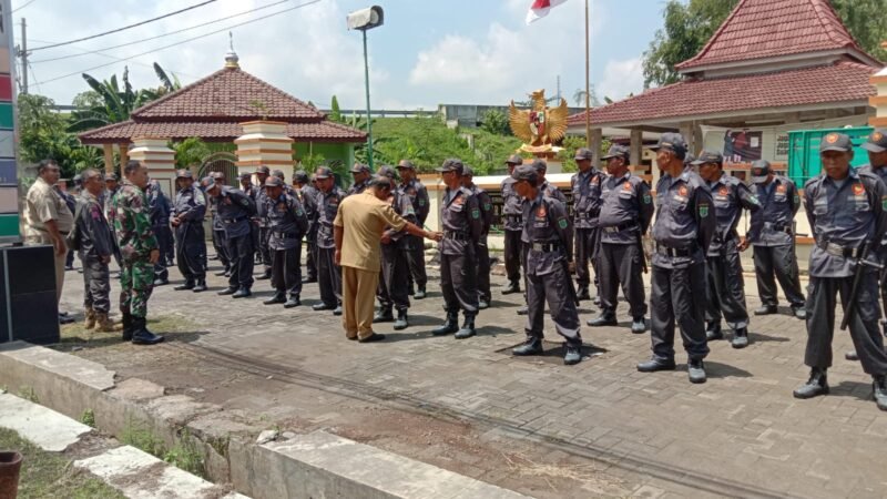Foto: Desa Kedawungwetan Kecamatan Grati Kabupaten Pasuruan melaksanaan Apel Gelar Pasukan Satlinmas 