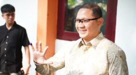 Foto : Pj. Wali Kota Batu Aries Agung Paewai salurkan hak pilihnya
